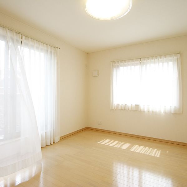 UV対策のために窓ガラスフィルムの施工を検討中の方はご相談ください